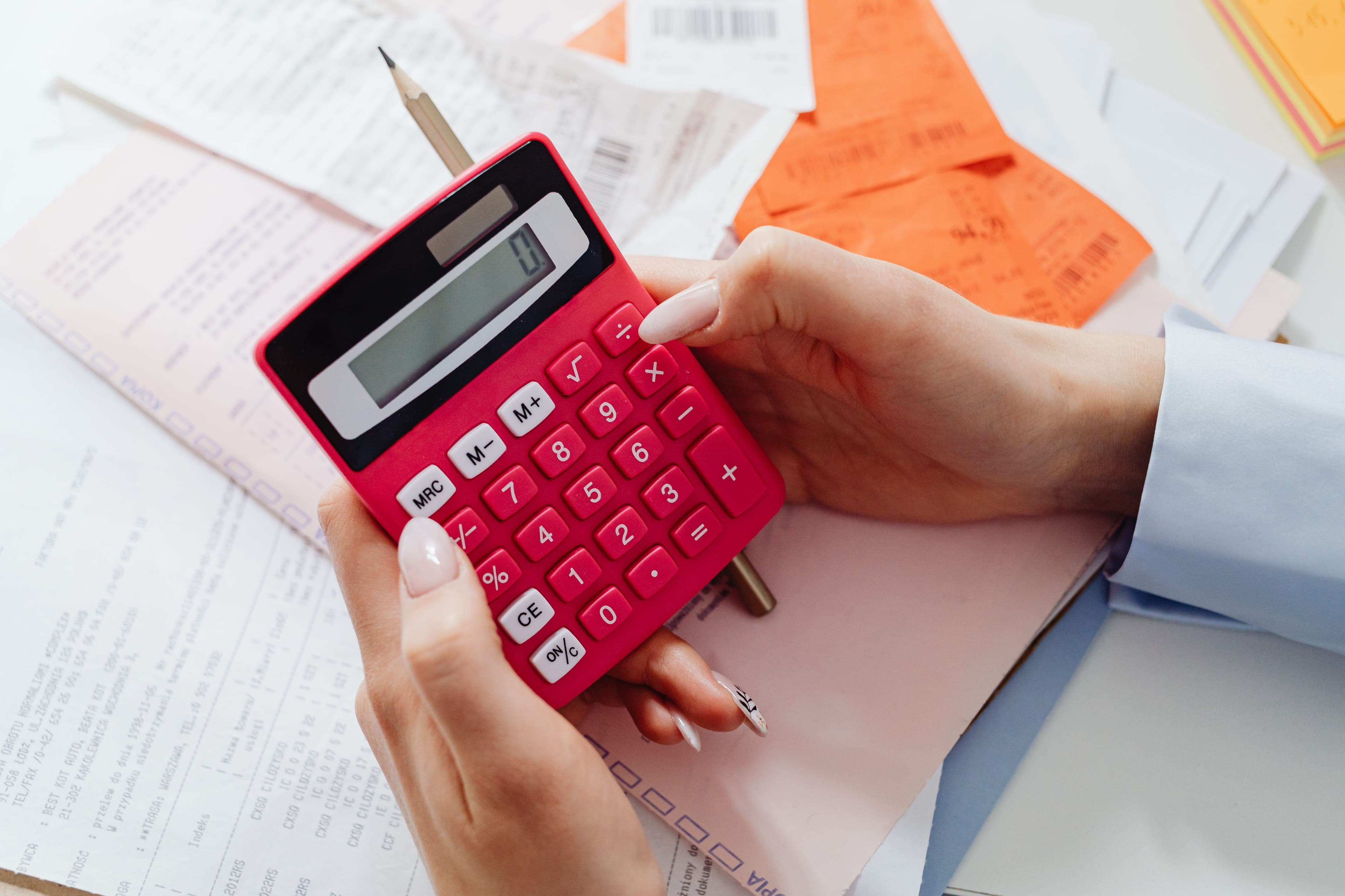 Calcul du budget de mariage avec une calculatrice et des factures