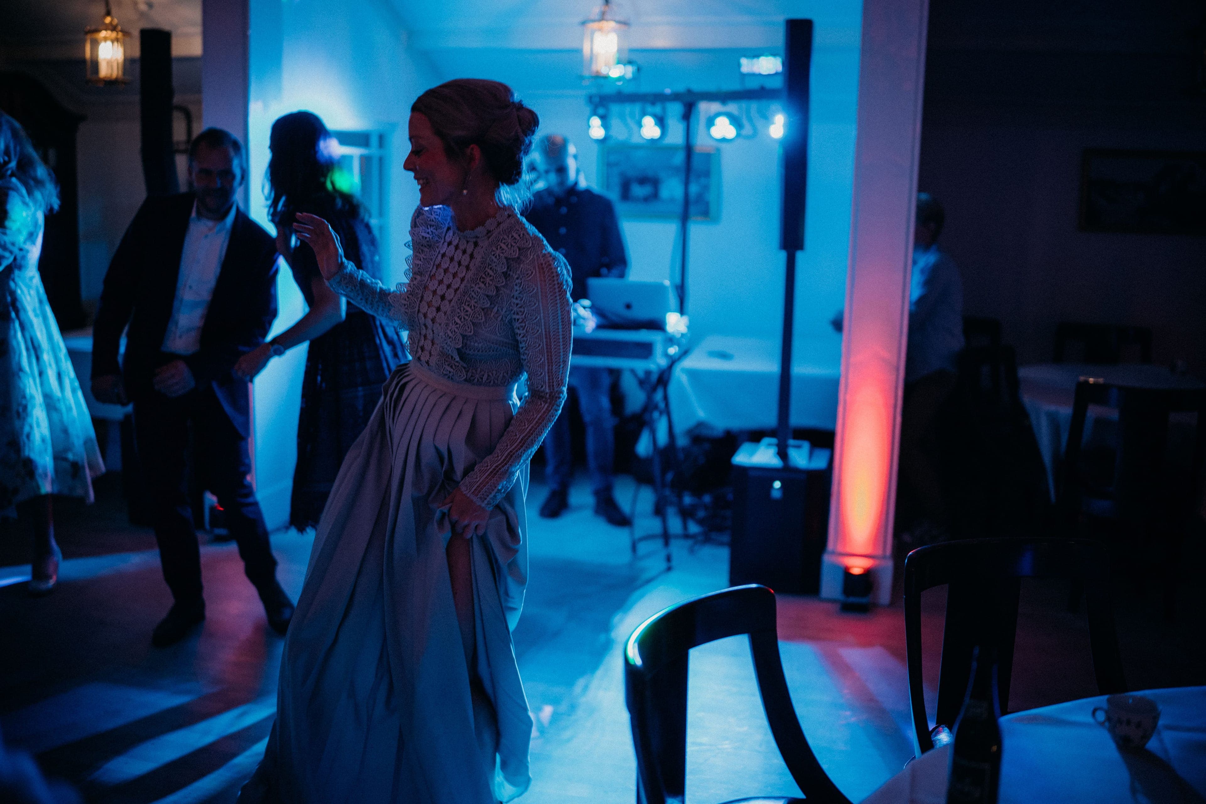Invités dansant sur la piste lors de la soirée de mariage animée par un DJ