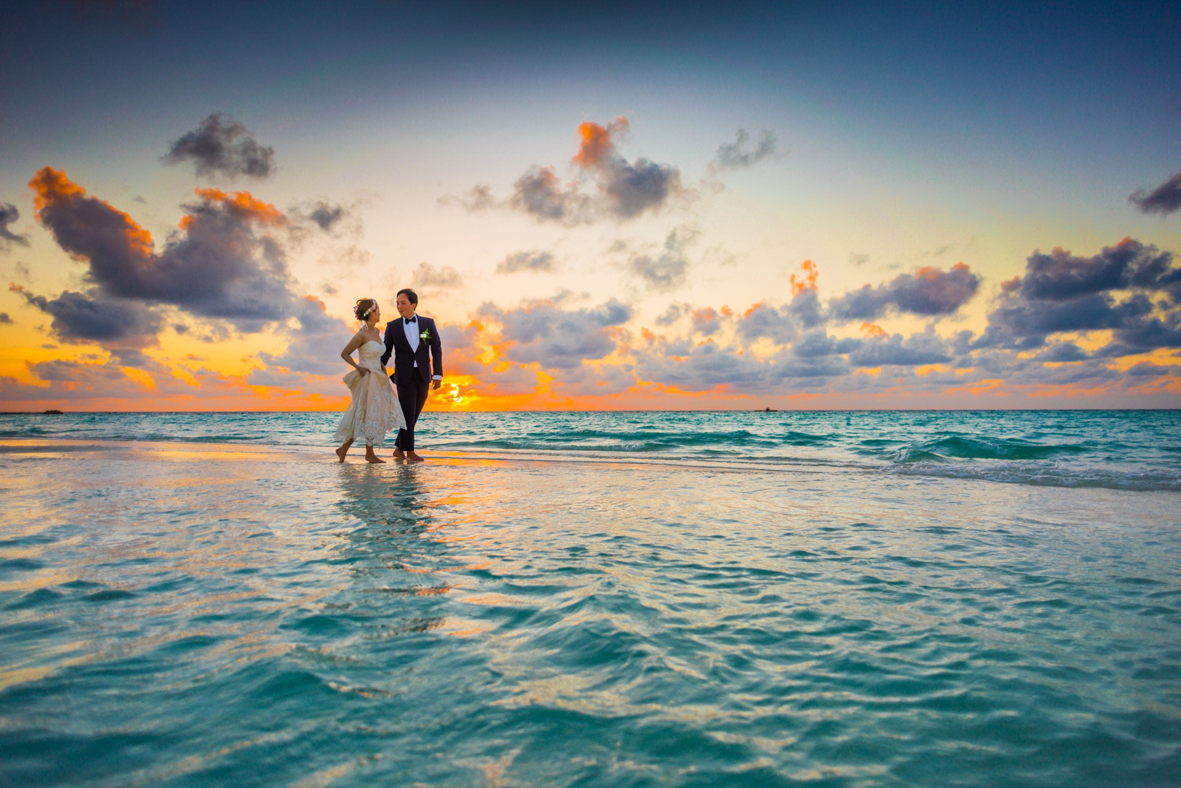 Mariage sur une plage des Antilles au coucher du soleil
