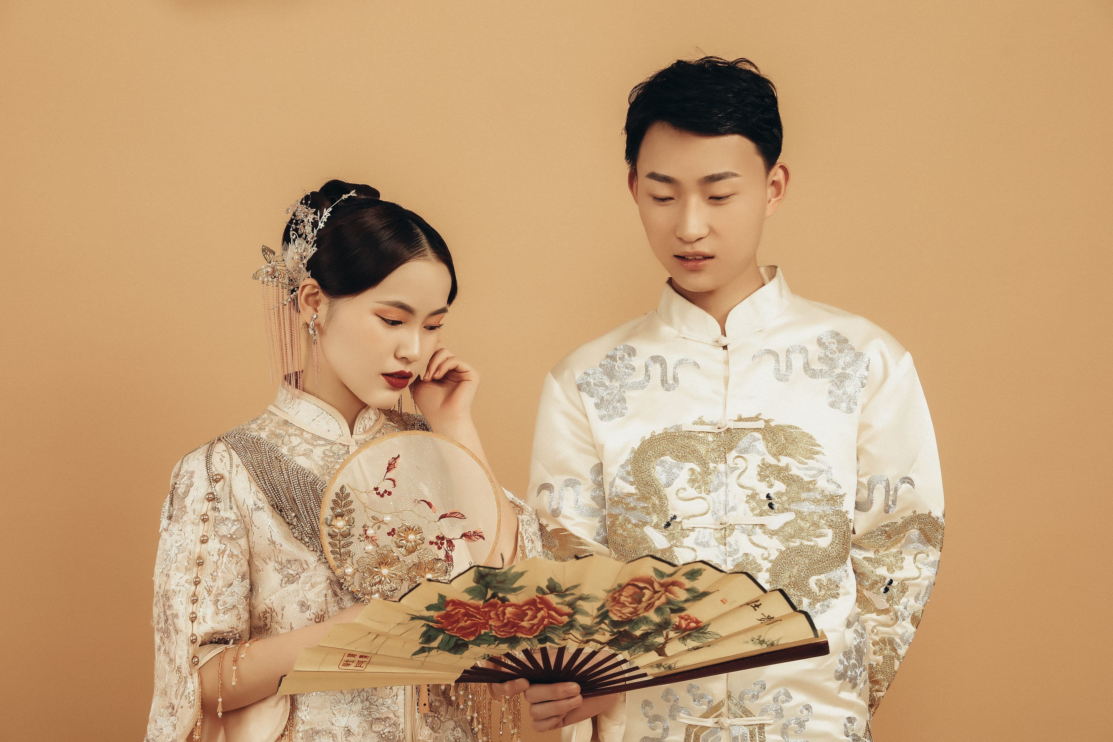 Mariés en tenue traditionnelle chinoise brodée d'or