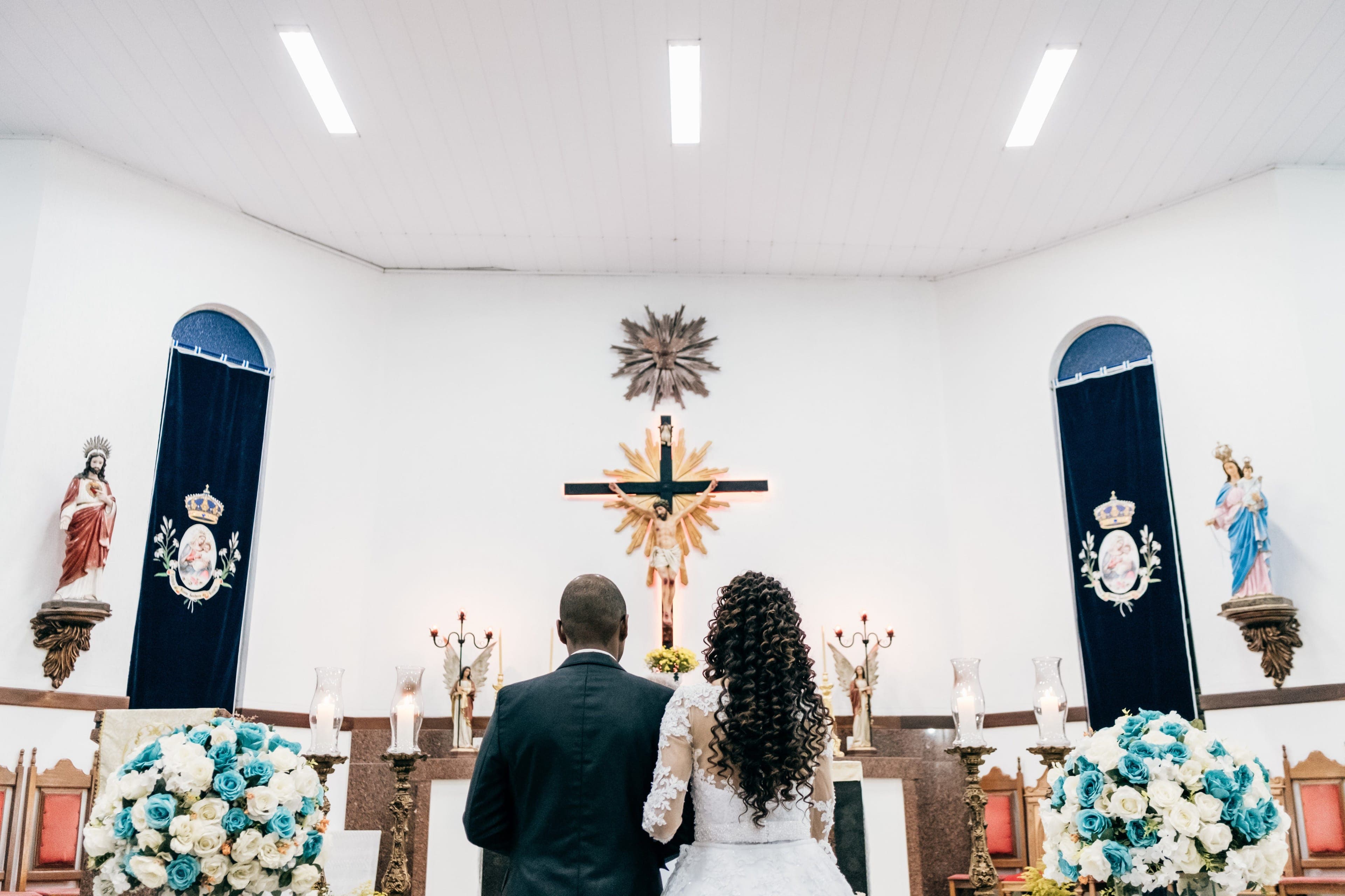 Mariés devant l'autel lors d'une cérémonie de mariage chrétien à l'église