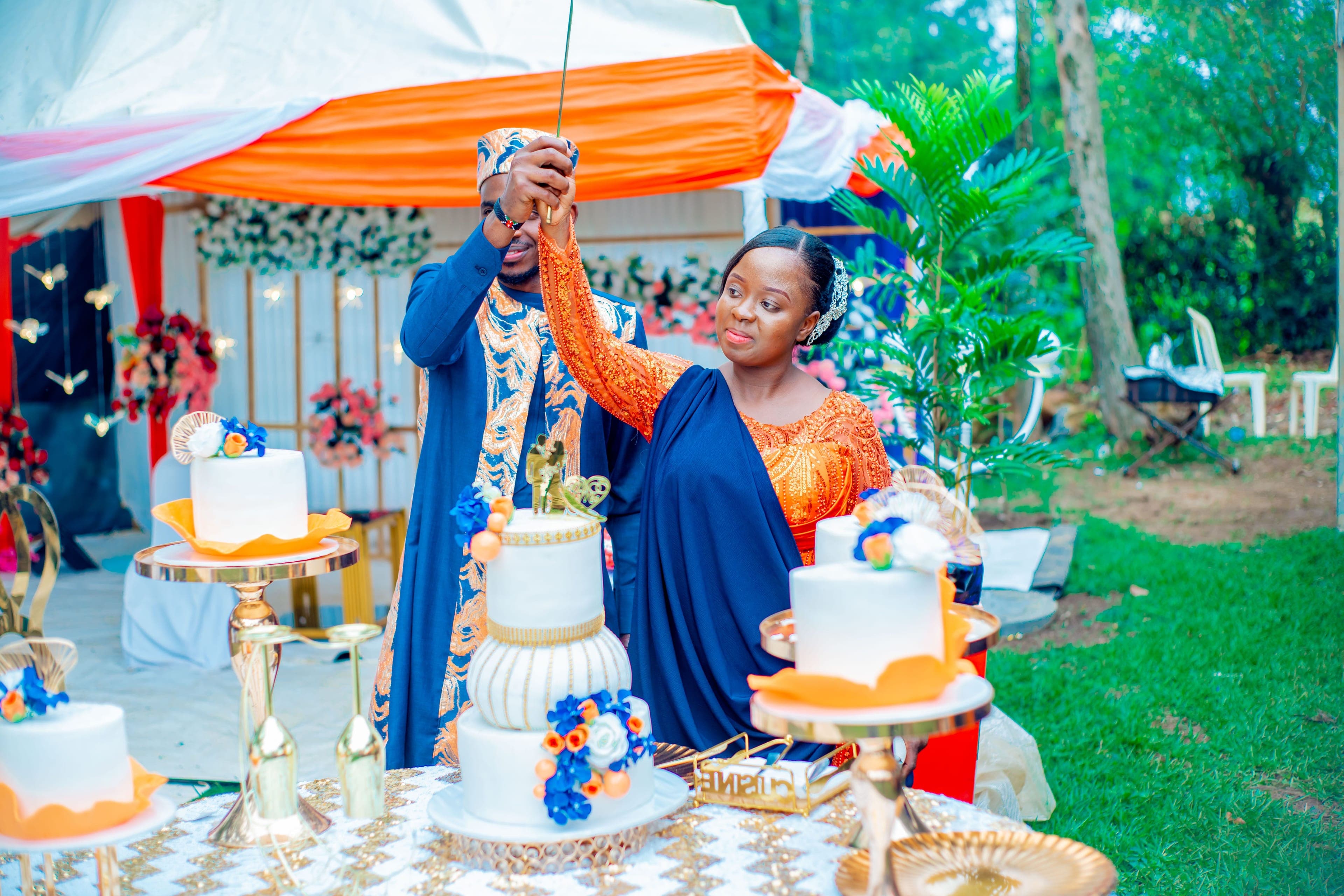 Mariés en tenue traditionnelle coupant le gâteau lors d'un mariage franco-camerounais