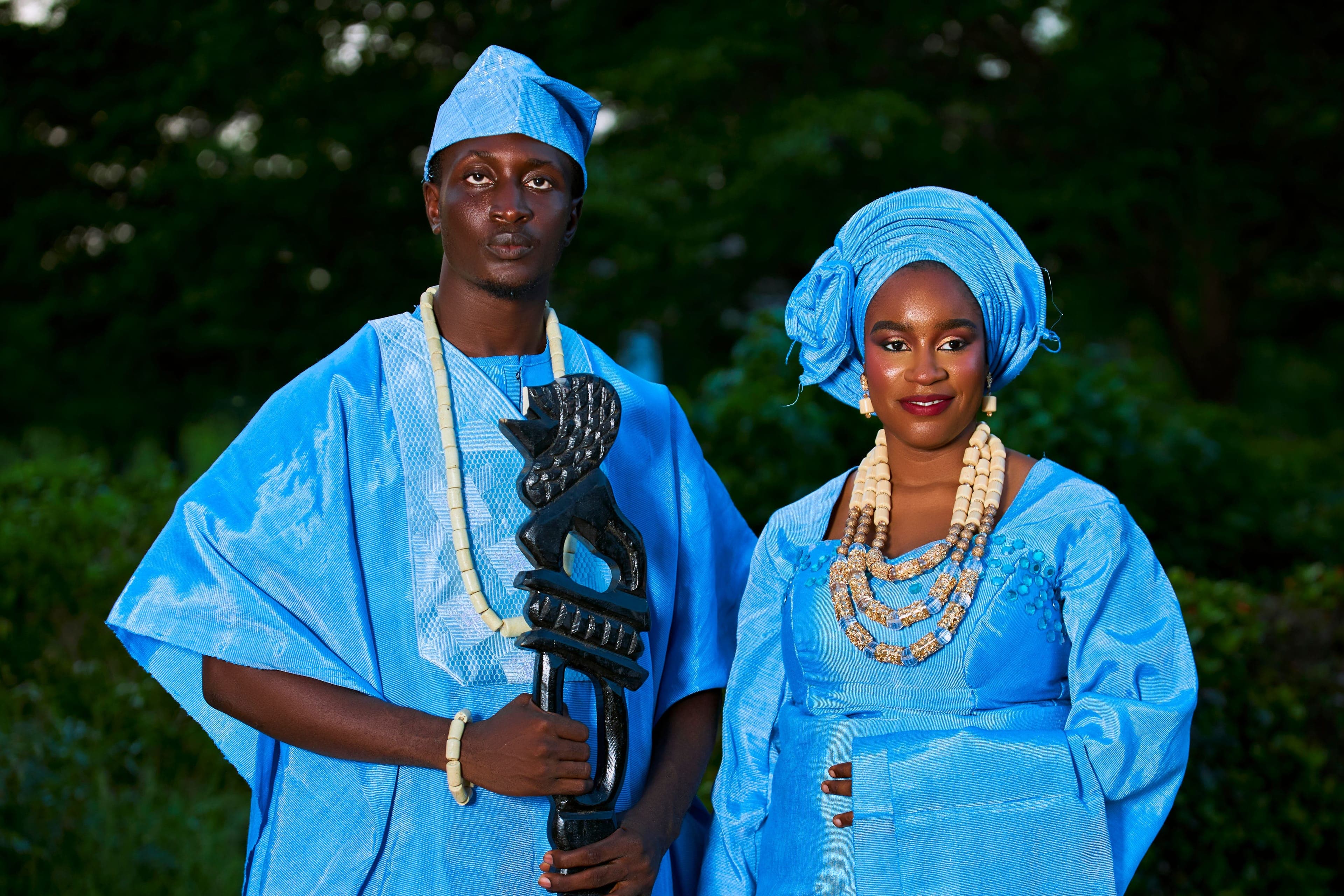 Mariés en tenue traditionnelle bleue lors d'un mariage franco-guinéen