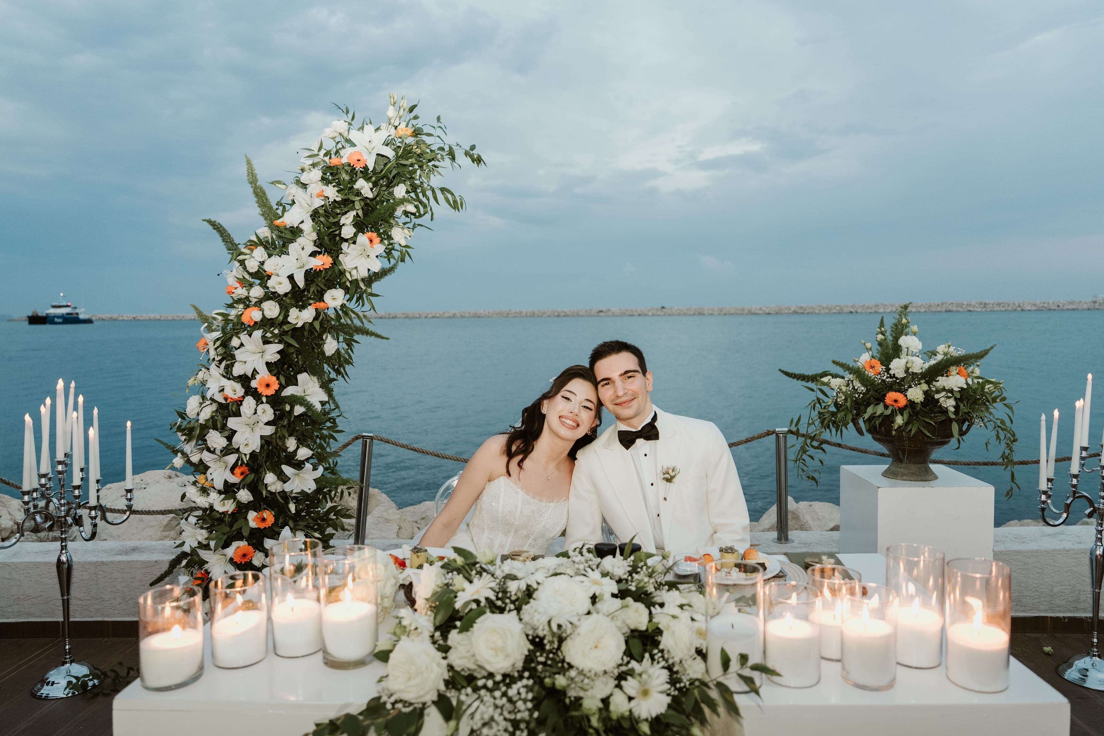 Mariés à leur table face à la Méditerranée lors d'un mariage franco-tunisien