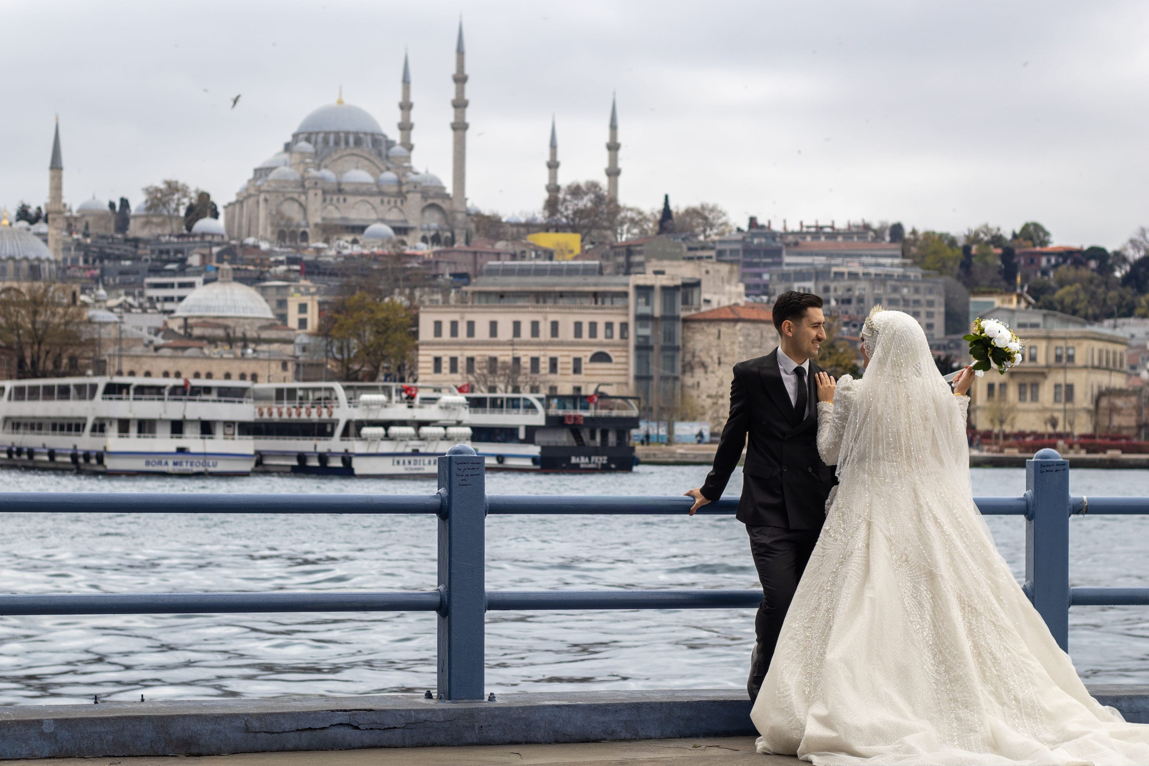 Mariés à Istanbul face à la mosquée Süleymaniye, mariage franco-turc