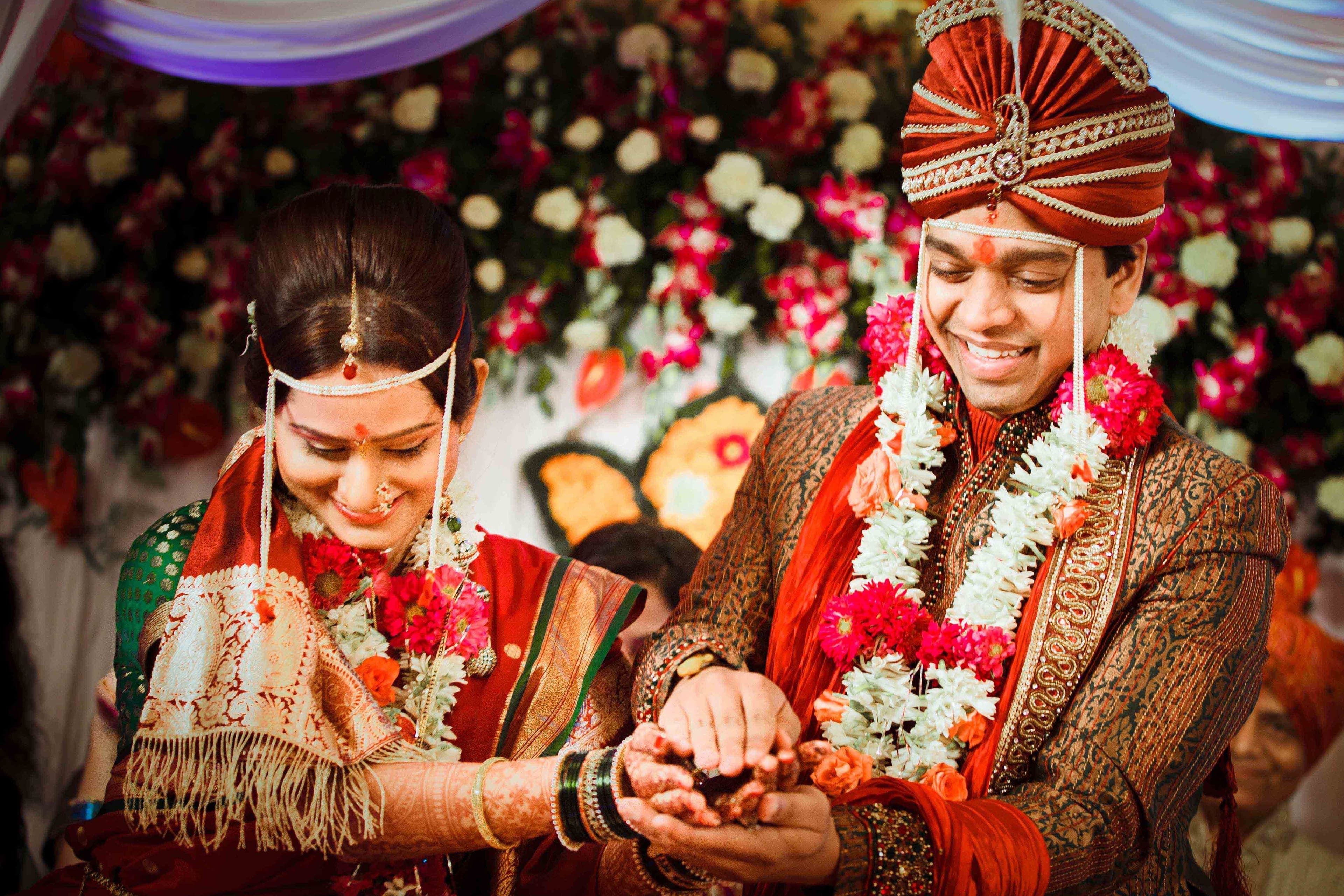 Mariés indiens en tenue traditionnelle et colliers de fleurs pendant la cérémonie