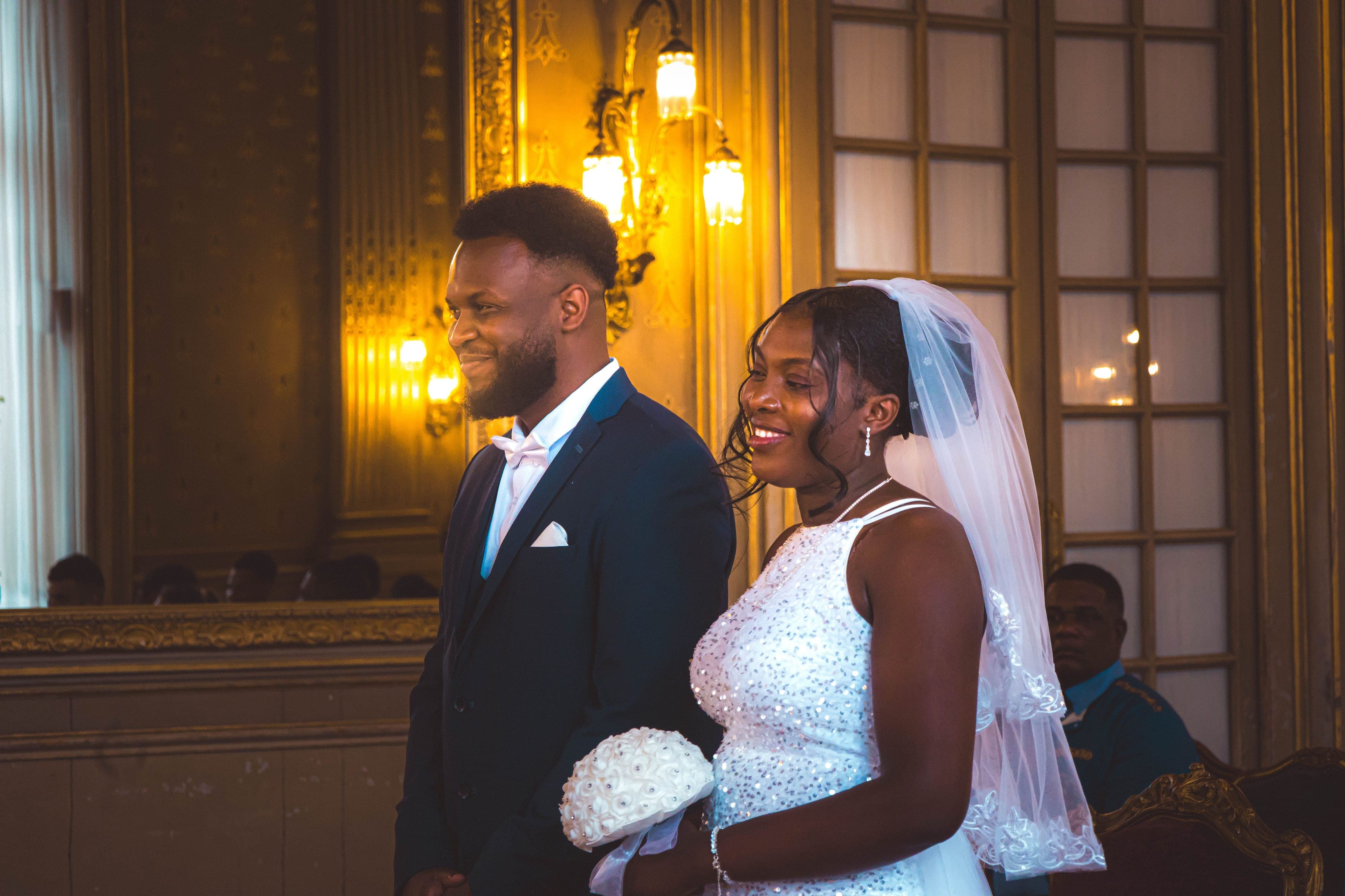 Mariés souriants pendant la cérémonie d'un mariage ivoirien