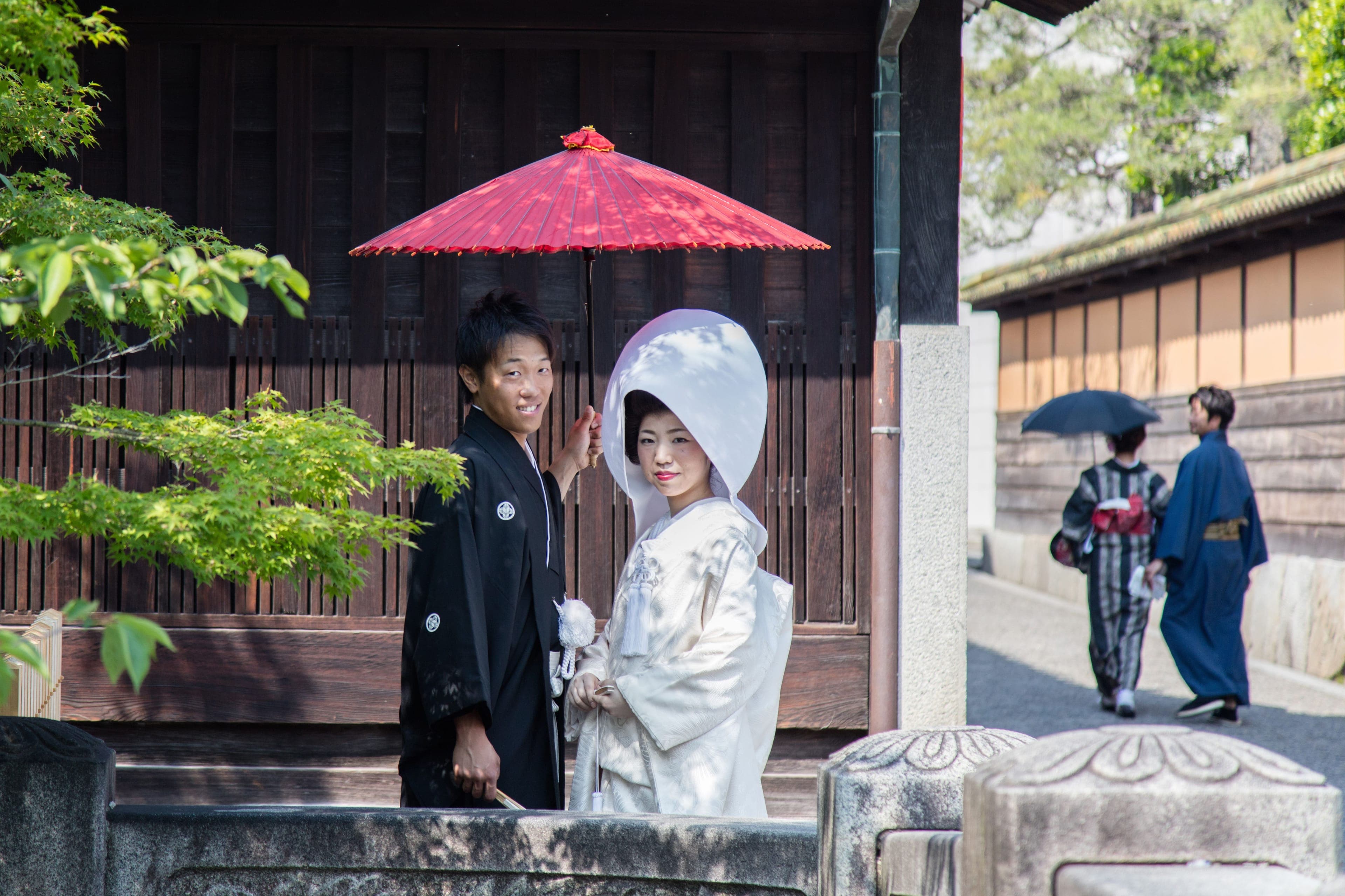 Mariée en shiromuku et marié en kimono lors d'un mariage japonais traditionnel