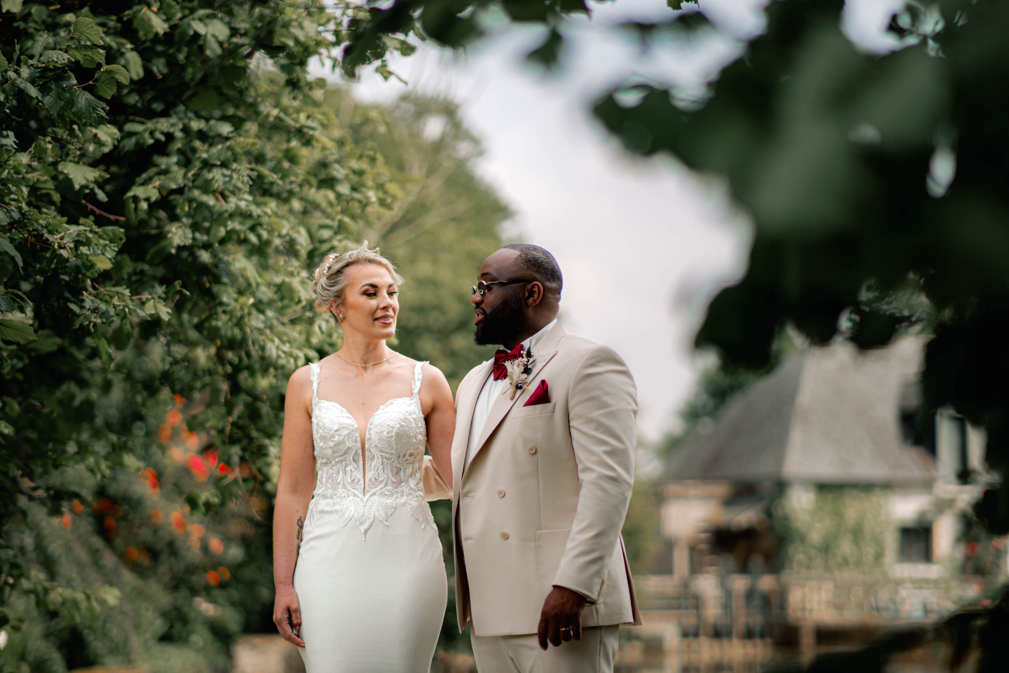 Mariés dans un jardin le jour de leur mariage mixte