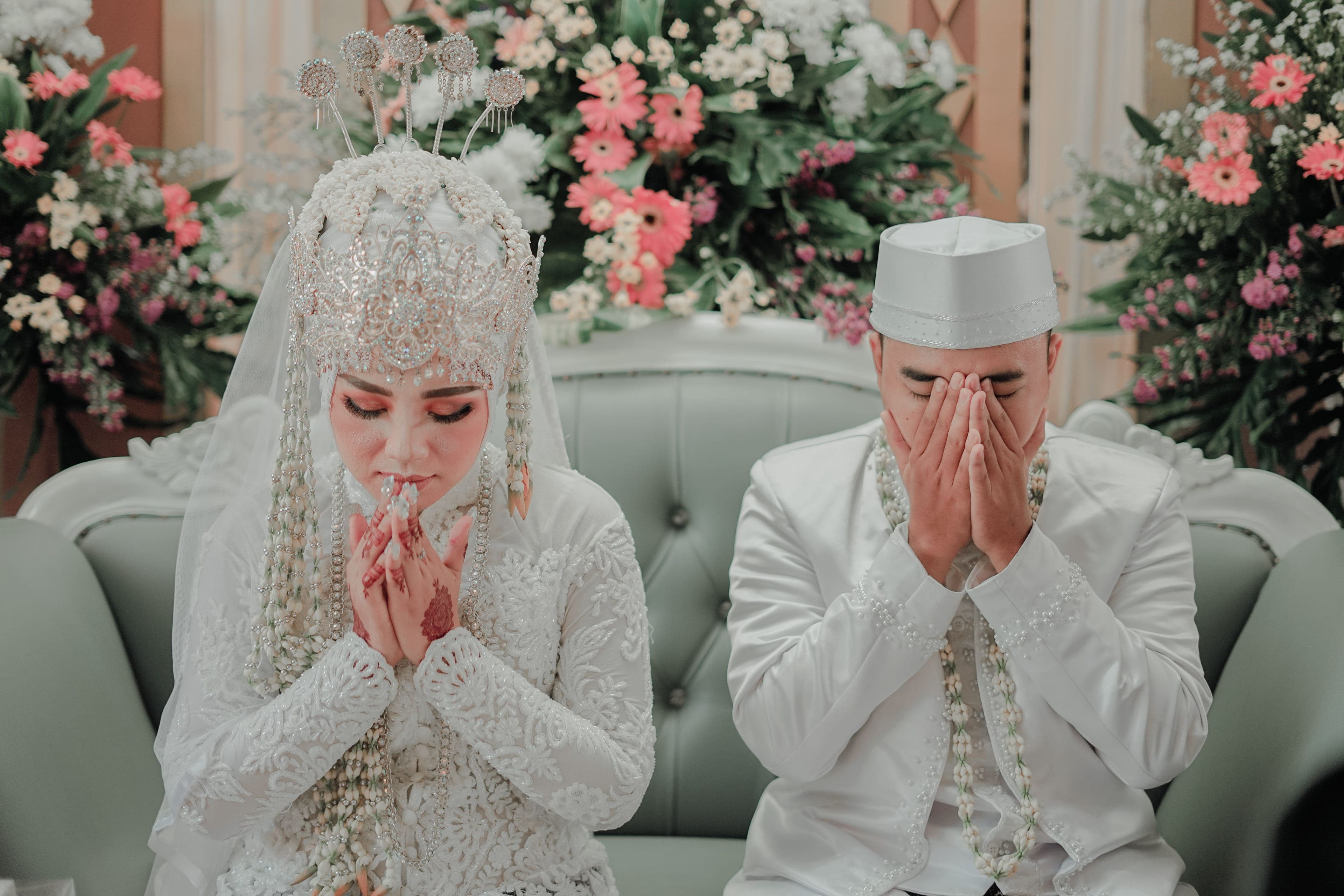 Mariés musulmans en prière lors de la cérémonie du nikah