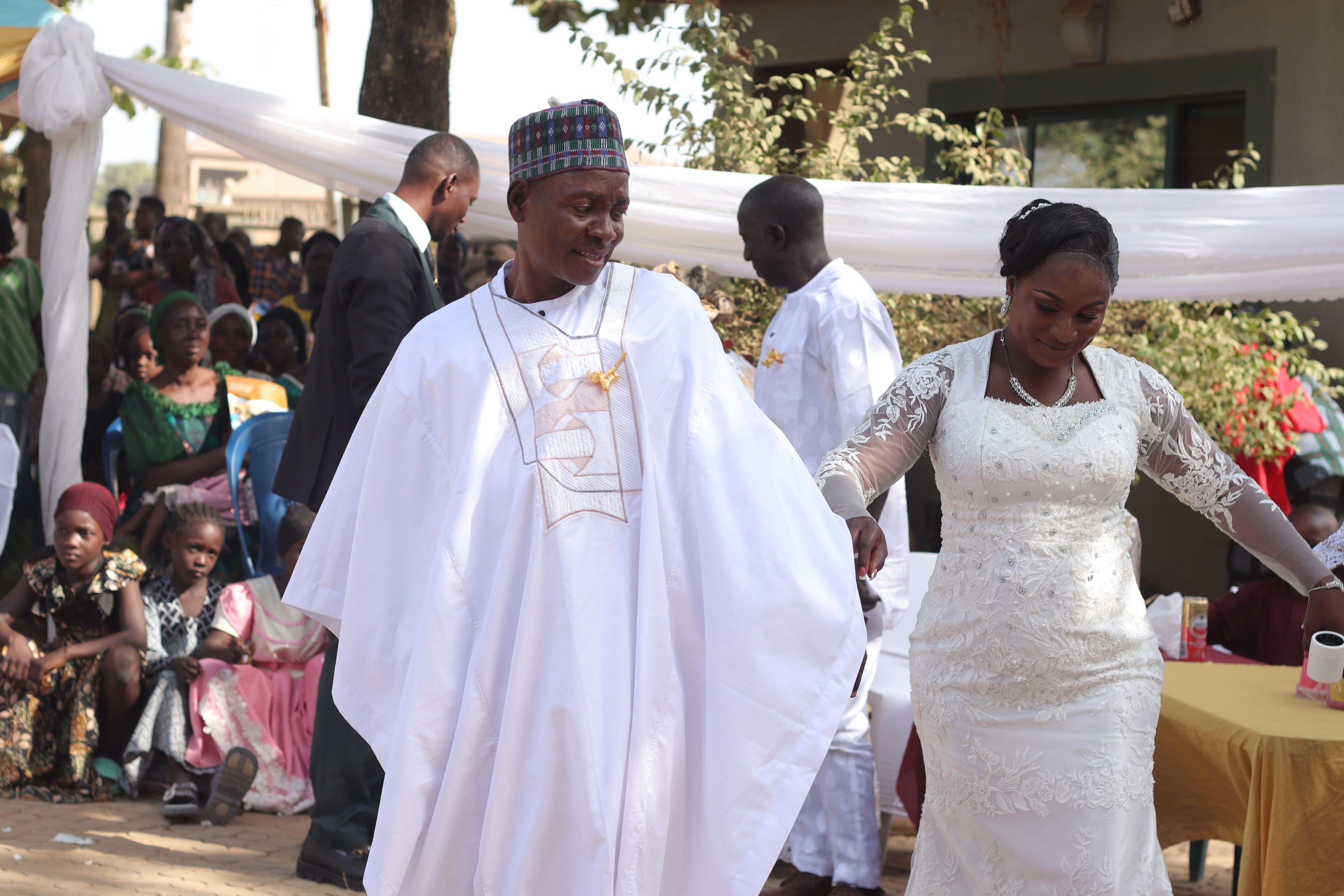 Mariés en grand boubou et robe blanche lors d'un mariage sénégalais