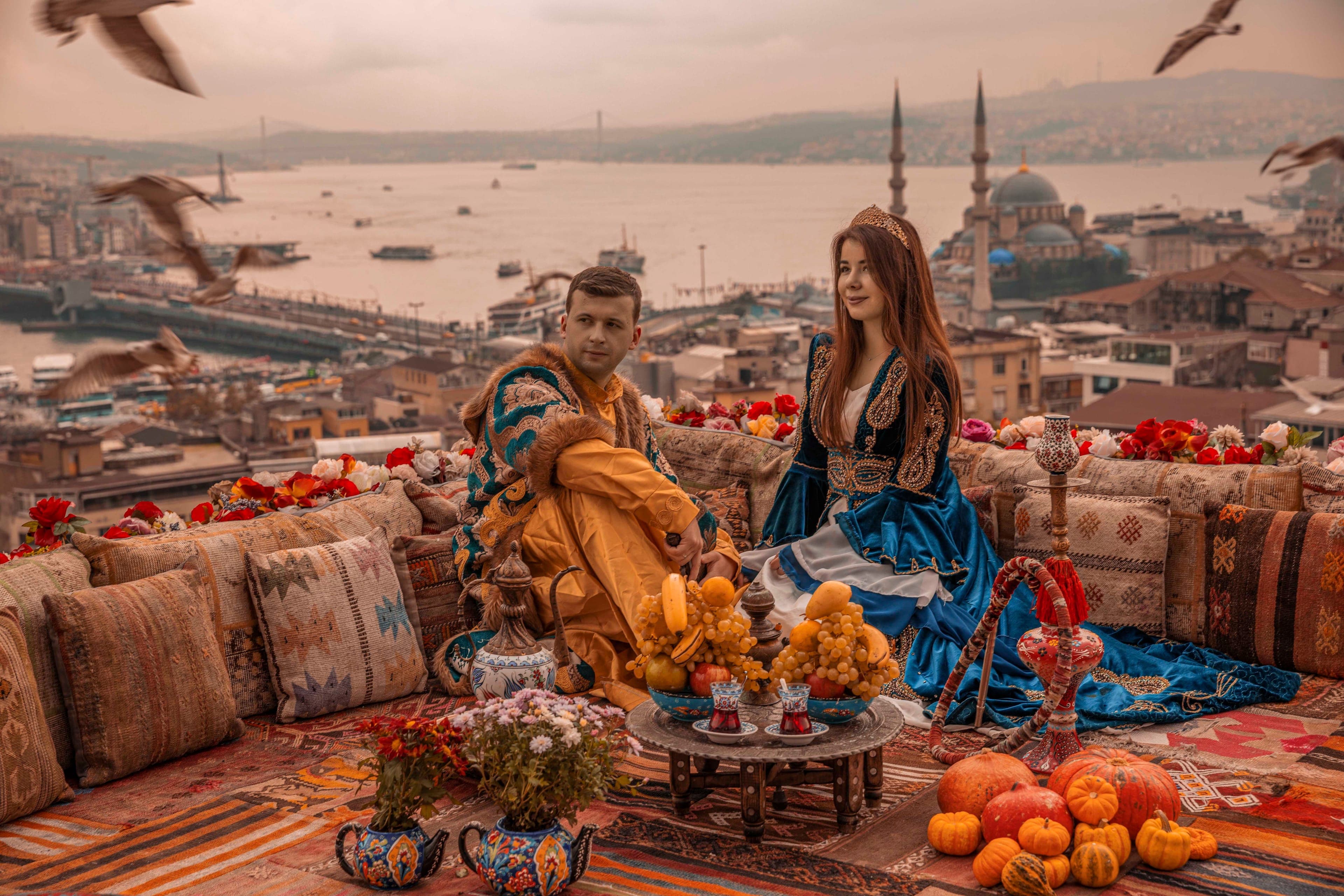 Mariés en tenue ottomane traditionnelle face au Bosphore à Istanbul
