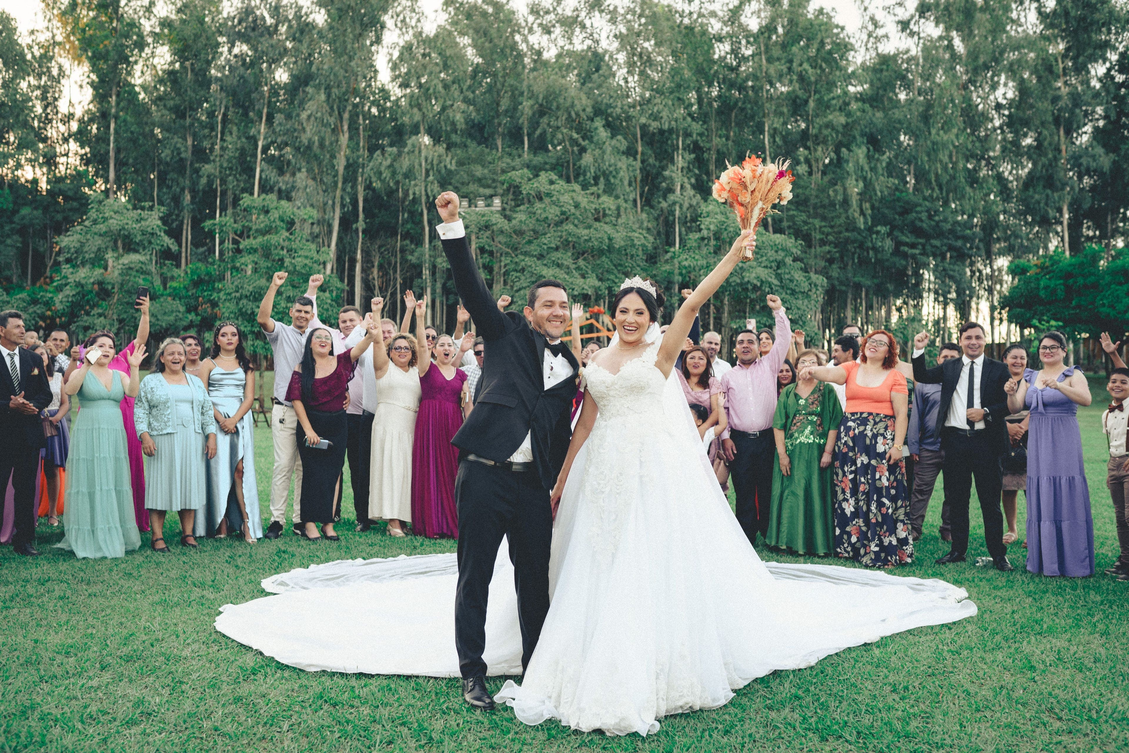 Mariés et invités célébrant un mariage en plein air par une journée ensoleillée
