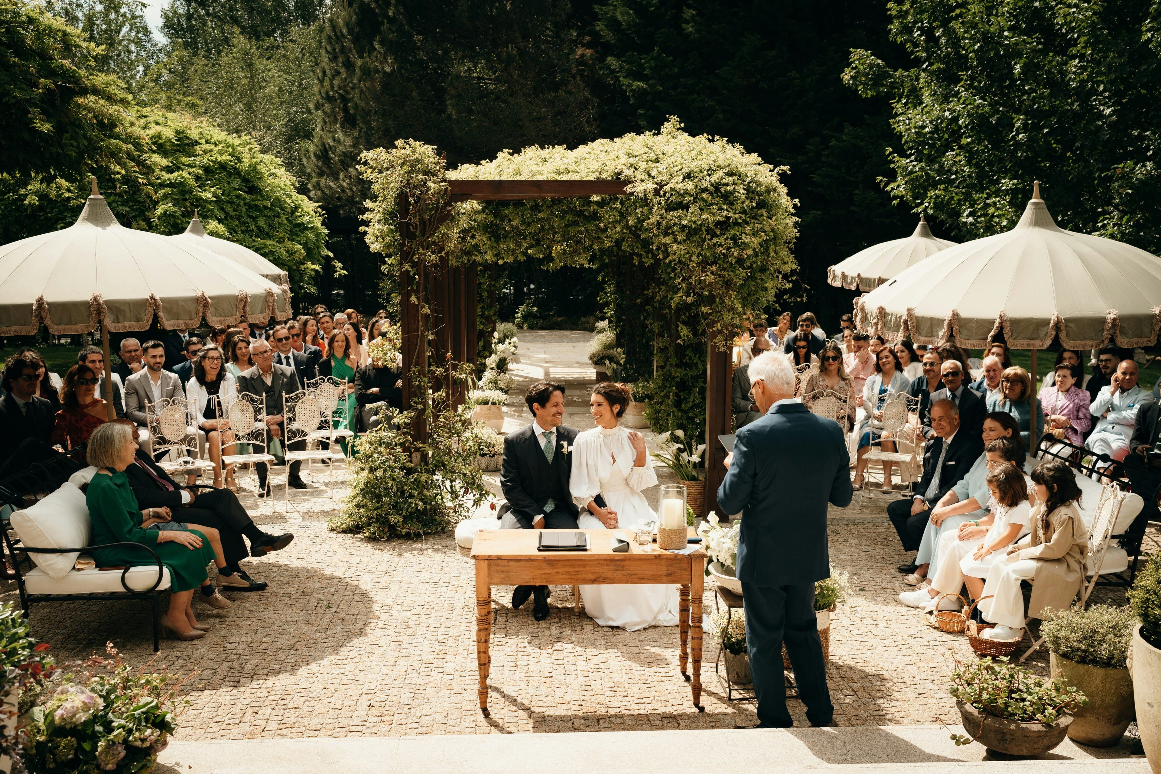 Officiant menant une cérémonie laïque de mariage en plein air