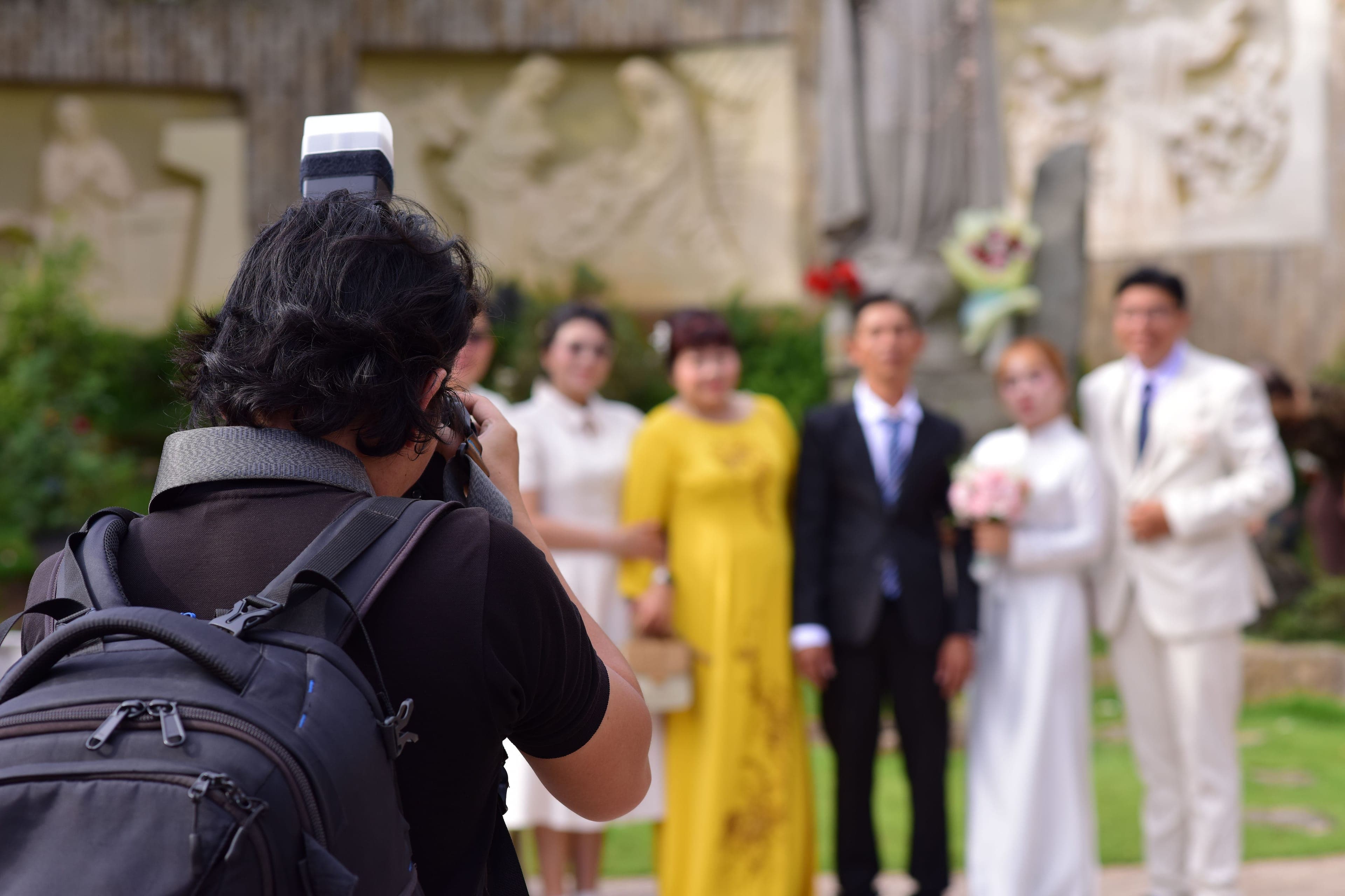 Photographe de mariage photographiant les mariés et leur famille