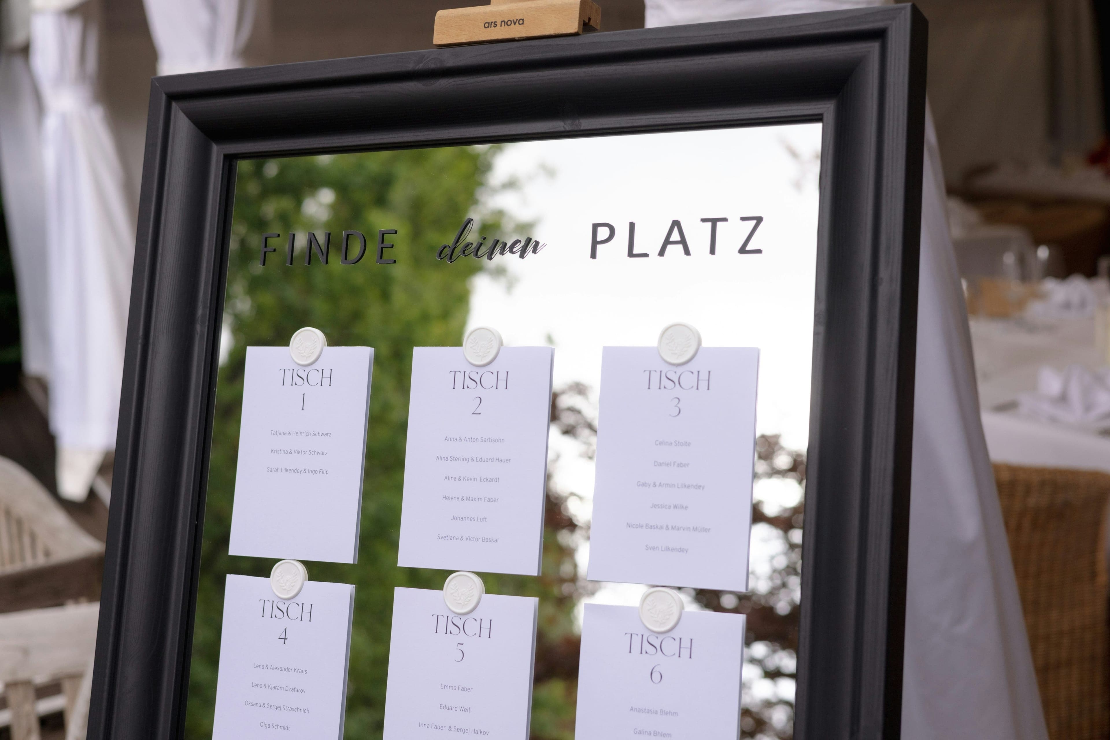 Plan de table de mariage avec marque-places élégants