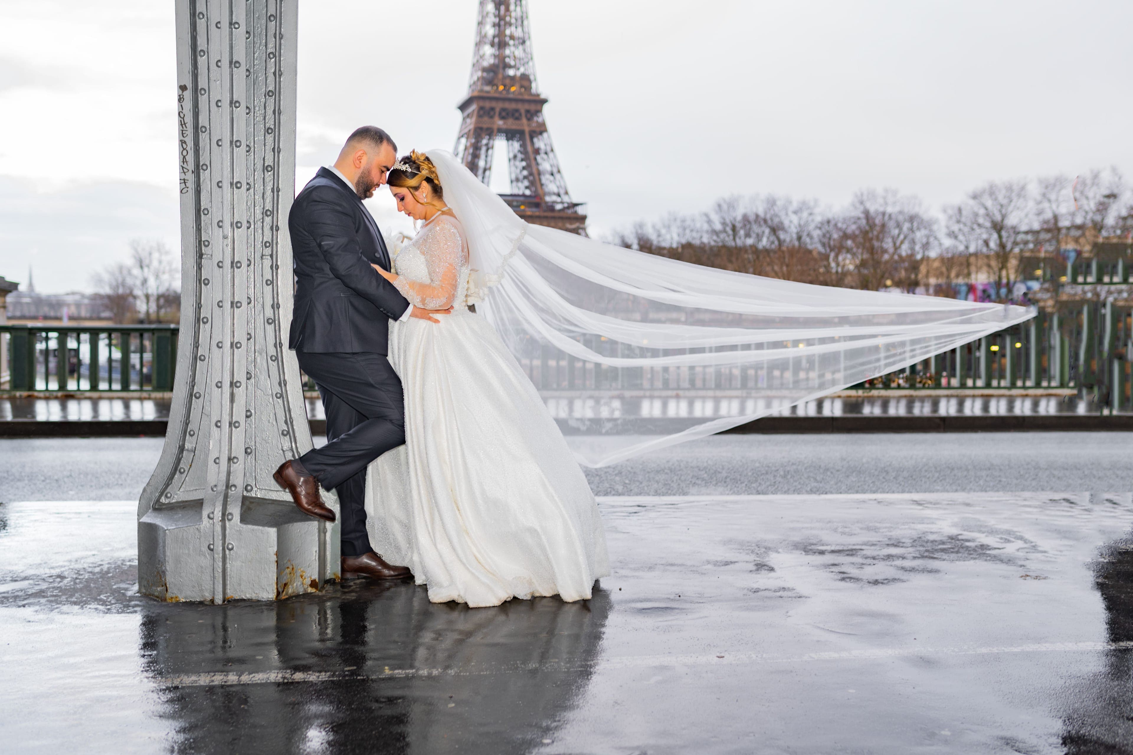 Mariés sur le pont de Bir-Hakeim devant la tour Eiffel à Paris
