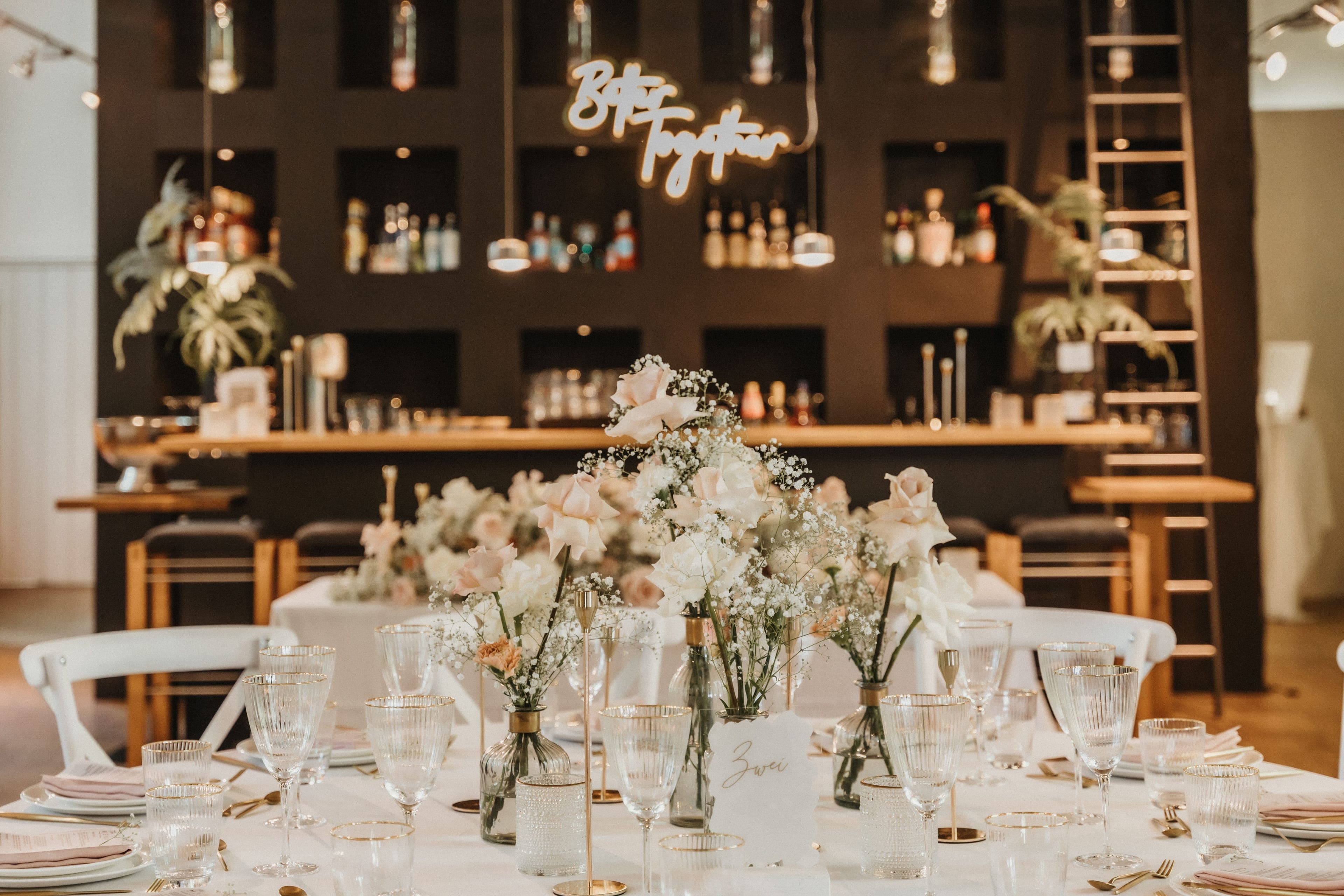 Table de mariage décorée de fleurs légères et de verrerie, tendance 2026
