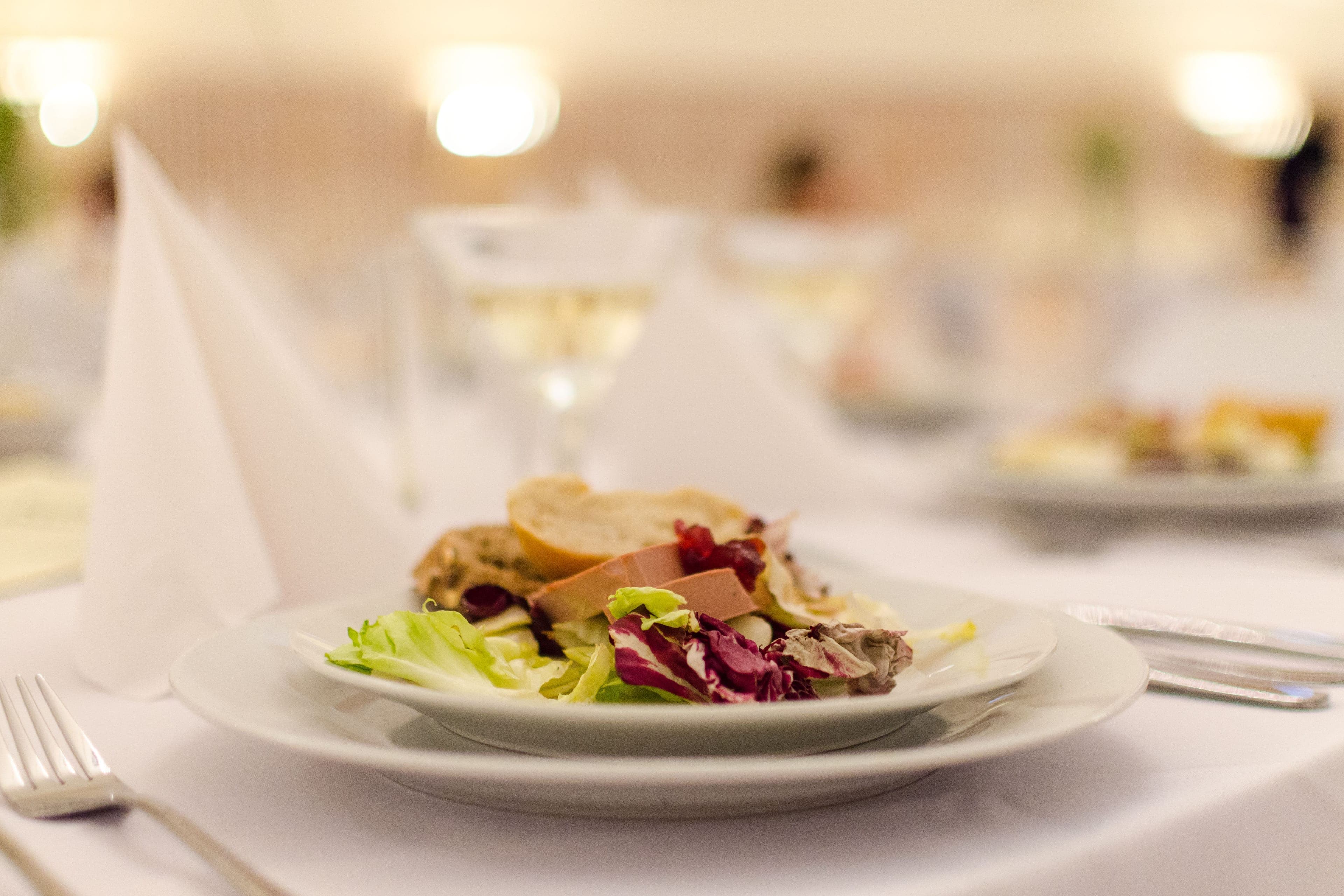 Assiette dressée par un traiteur sur une table de mariage
