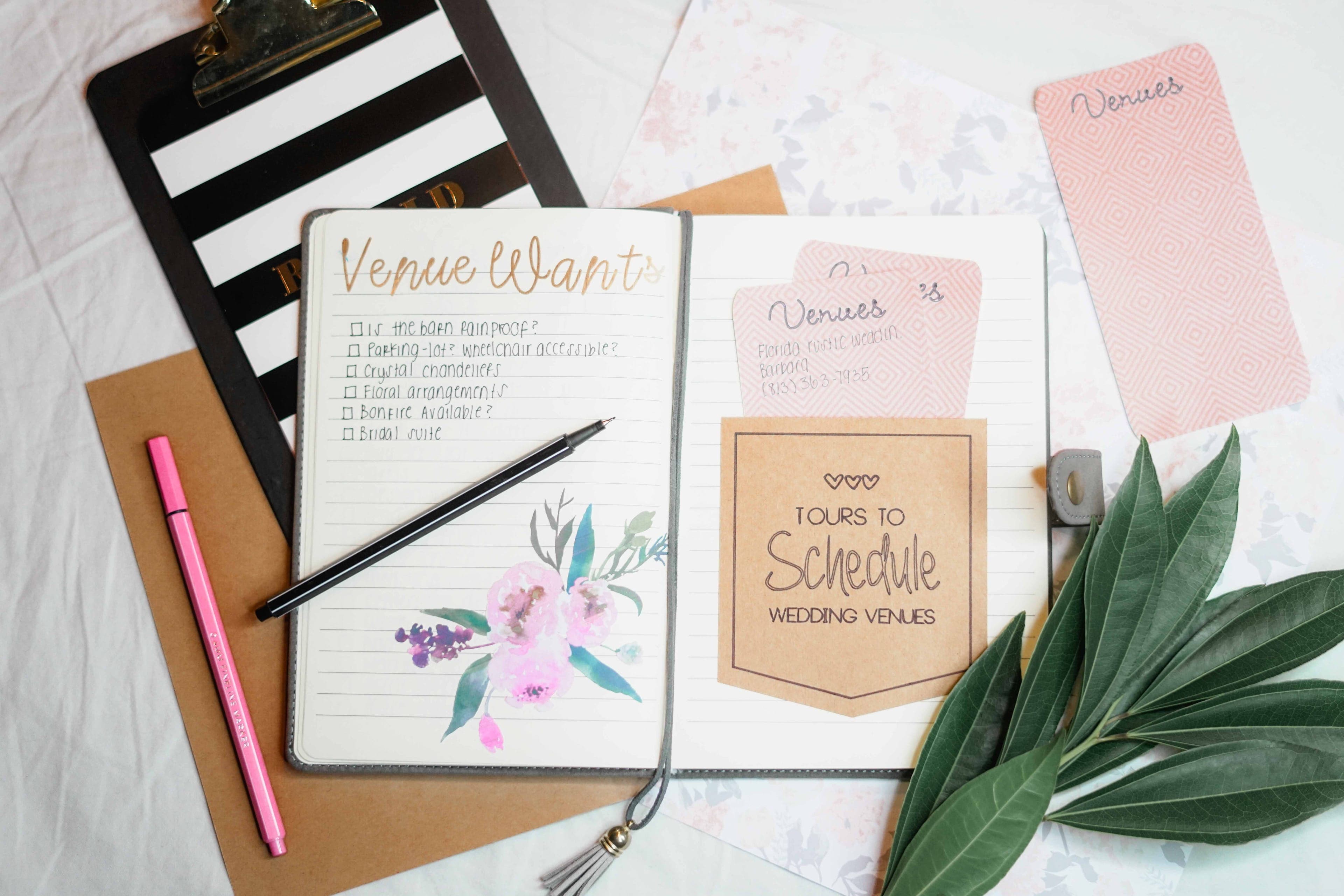 Carnet de wedding planner avec la liste des lieux de réception à visiter