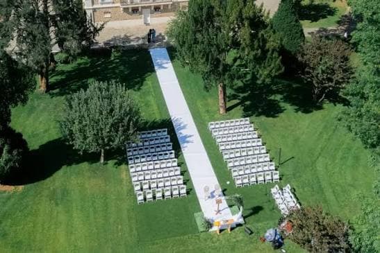 Salle de réception de mariage dans un château dressée pour la fête